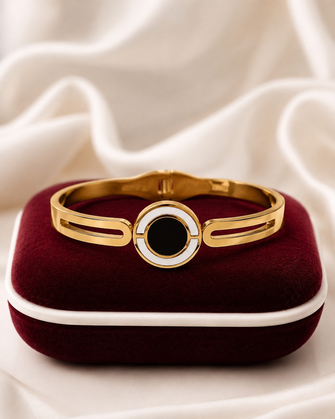 Onyx Circle Bangle